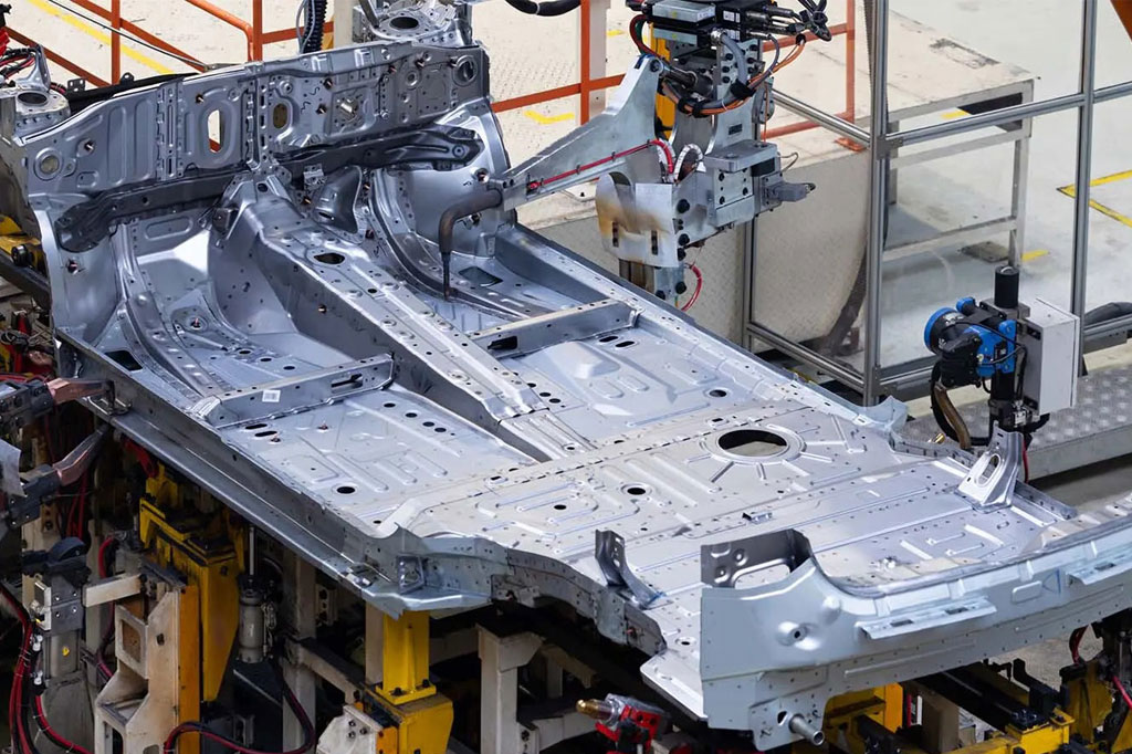 Custom vs. Standard Sheet Metal Components in Automotive Manufacturing